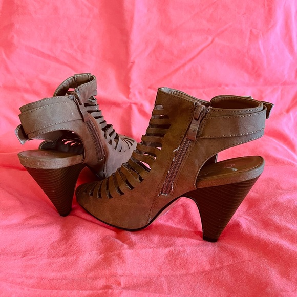 Tan heels - Picture 3 of 4